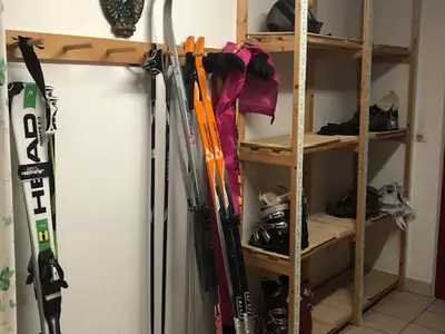 Beheizter Skiraum mit Ablage für die Gäste