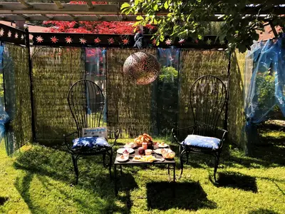 Ein Garten-Frühstück im "Gästehaus Schönfeld" im Sommer...