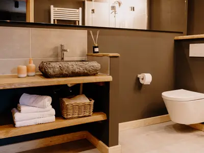 Bad mit Fußbodenheizung und Handtuch-Heizkörper