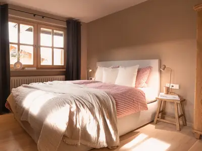 Wohn- und Schlafraum mit Doppelbett