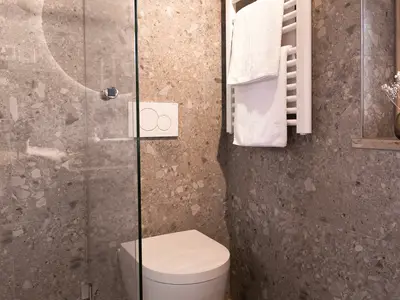 Badezimmer mit Dusche