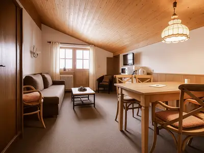 Wohnraum mit Essbereich und Sofa