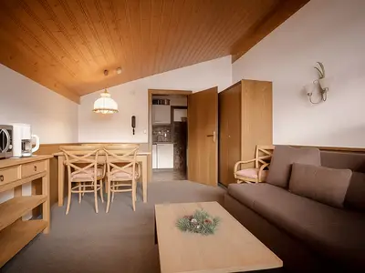 Wohnraum mit Essbereich und Sofa