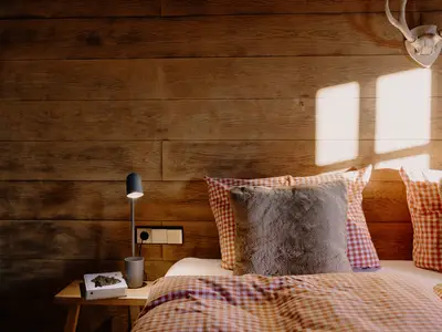 Wohn- und Schlafraum mit Doppelbett