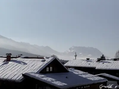 Ausblick vom Balkon auf Zahmen Kaiser und Fellhorn