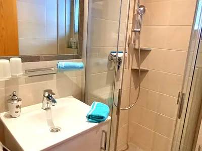 Renoviertes Bad mit Dusche undWC