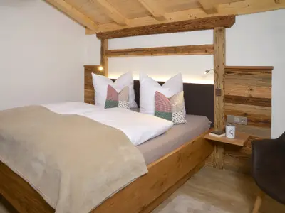 Schlafzimmer mit Nachttisch und Kopfhaupt