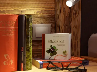 Nachttisch mit Leselampe