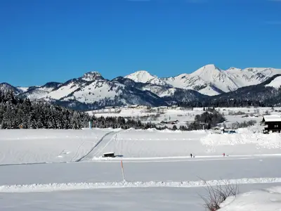 Die bestens präparierten Loipen und Winterwanderwege vor dem "Gästehaus Schönfeld" im Winter...