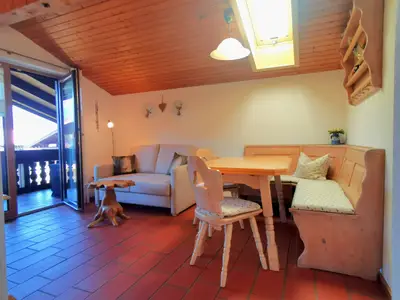 Wohnzimmer mit Eckbank und großem Eßtisch