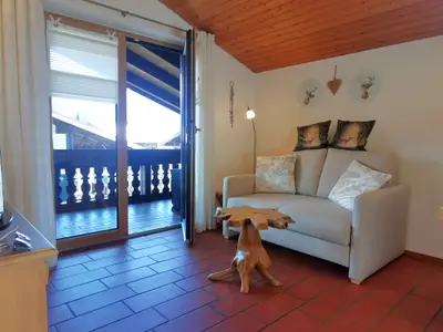 Wohnzimmer mit bequemer Doppelcouch