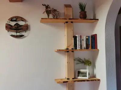 Wohnzimmer, Bücherbord mit Ablagemöglichkeit