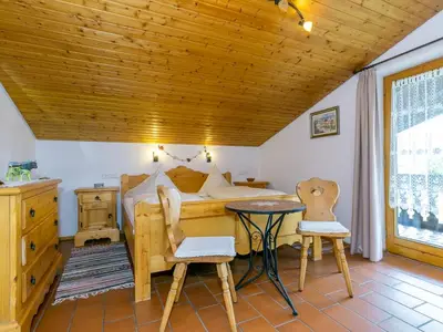 geräumiges Schlafzimmer