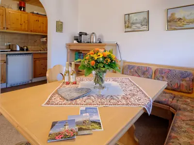 Wohnung 1 von 3: Kaiserstüberl Essbereich mit Küche im Hintergrund