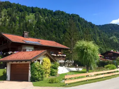 Garten Ferienwohnung „Alpenrose“ im Haus am Wiesbach