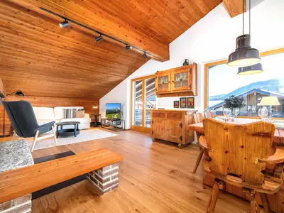 Großer, Wohn- und Essbereich - neues Echtholz-Parkett (2026)