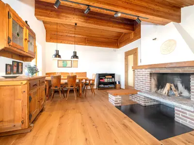 Großer, Wohn- und Essbereich - neues Echtholz-Parkett (2026)