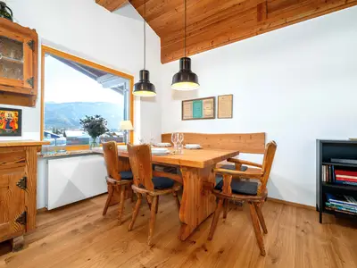 Essbereich mit Bergblick