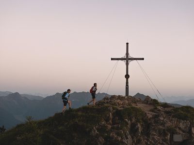 Paar am Berg Wandern Abendstimmung Gipfelsieg Sonn