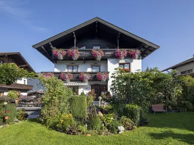 Hausansicht im Sommer