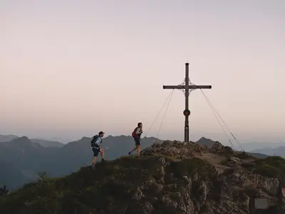 Paar am Berg Wandern Abendstimmung Gipfelsieg Sonn