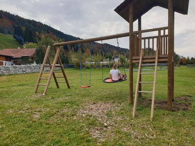 Großer Spielplatz am Haus