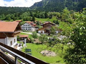 Terrasse und Spielplatz