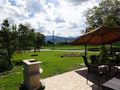 Terrasse und Spielplatz