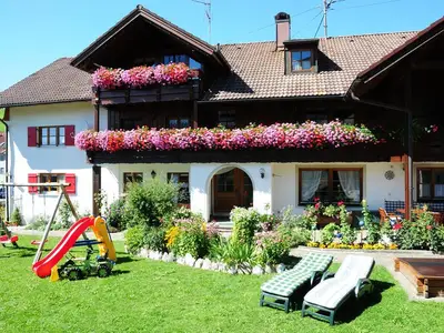 Sommeransicht Haus