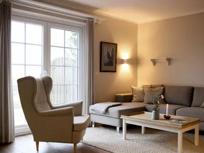 Wohnküche mit Sitzecke mit Sofa und Sessel