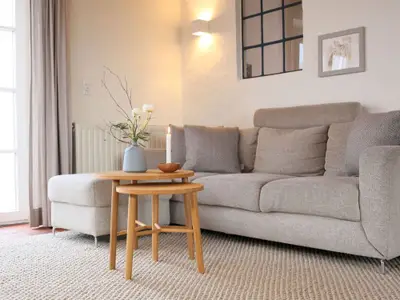 Wohnküche mit Sitzecke mit Sofa und Sessel