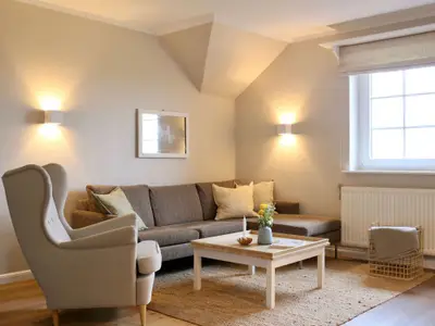 Wohnküche mit Sitzecke mit Sofa und Sessel