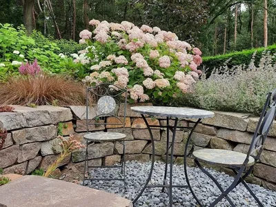 schöne Sitzecke im Garten der Ferienwohnung