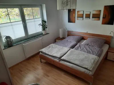 Das helle Schlafzimmer mit Doppelbett