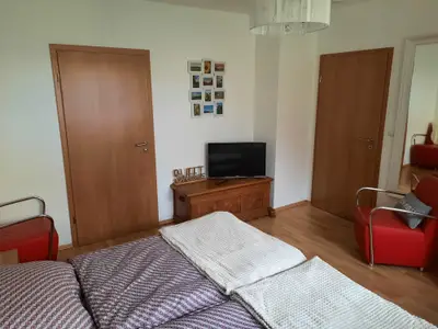 Flachbildfernseher im Schlafzimmer