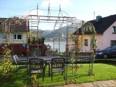 Sitzgelegenheit im Pavillon vor dem Haus mit Möglichkeit zum Grillen