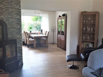 moderner Wohnraum mit Kamin und Relax Sessel