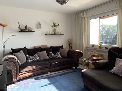 Rustikales Wohnzimmer mit großer Couch und großem Sessel