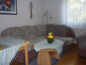 Gemütliches Wohnzimmer mit großzügigem Sofa