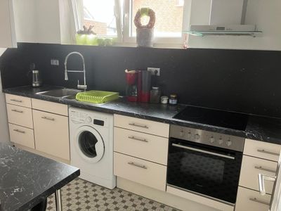 große, separate Küche mit Mikrowelle & Backofen sowie einer Waschmaschine