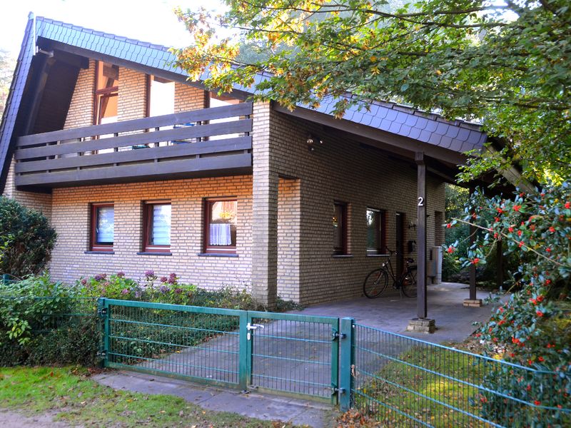 Ferienhaus an der Ems-Fähre mit Garten, Terrasse, Balkon und Parkplatz.