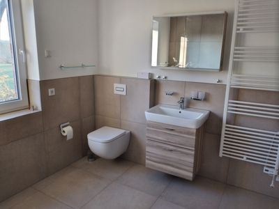 Modernes Badezimmer mit Handtuchwärmer