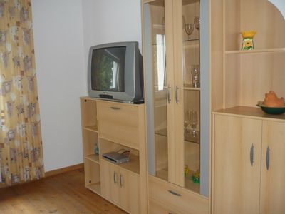 Wohnzimmer mit Schrank und TV