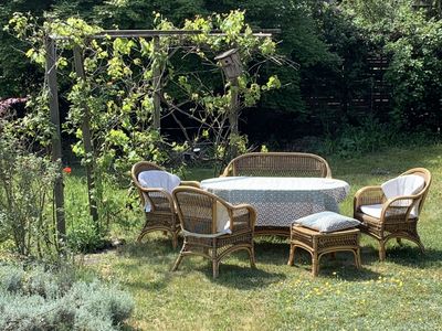 Gemütliche Sitzecke im großen Garten