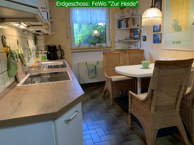 Kleine Küche mit Essecke, offen zum Wohnzimmer