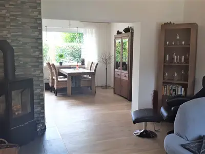moderner Wohnraum mit Kamin und Relax Sessel