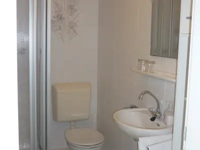 Badezimmer mit Dusche und WC