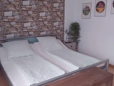 modernes Schlafzimmer mit Doppelbett