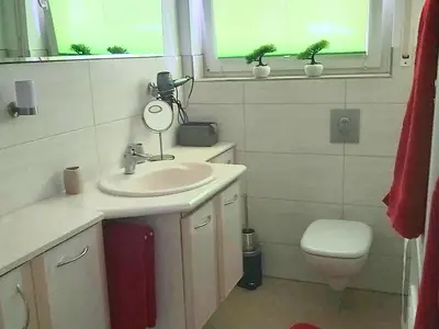 großer Waschtisch mit Spiegel