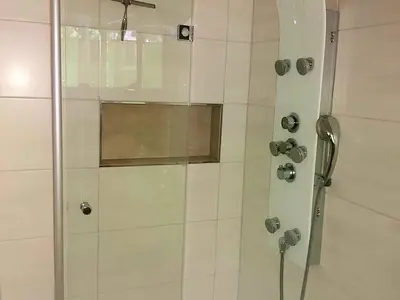 moderne ebenerdige Dusche